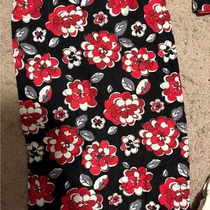 Six Elegant Floral placemats Black and Red